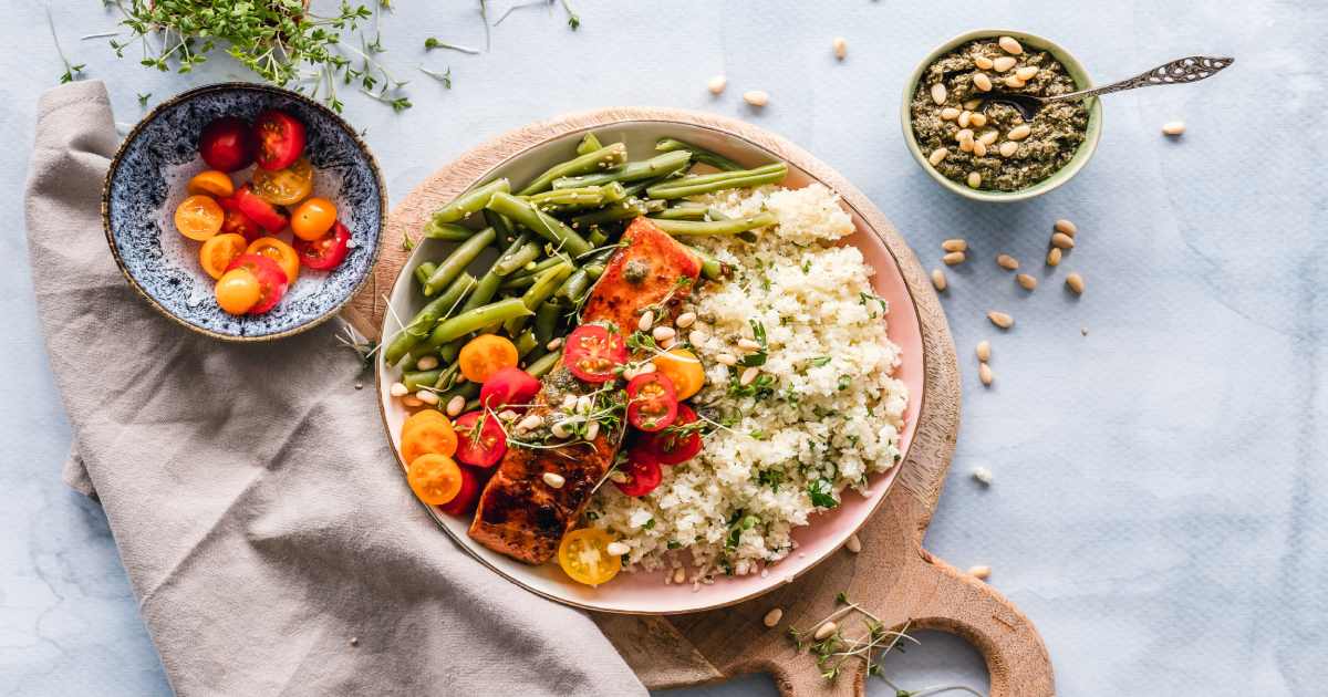 quinoa e altri alimenti su di un tavolo