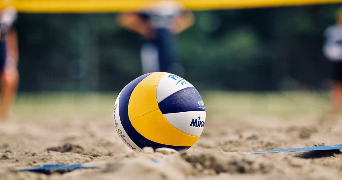 sabbia con pallone da pallavolo in primo piano