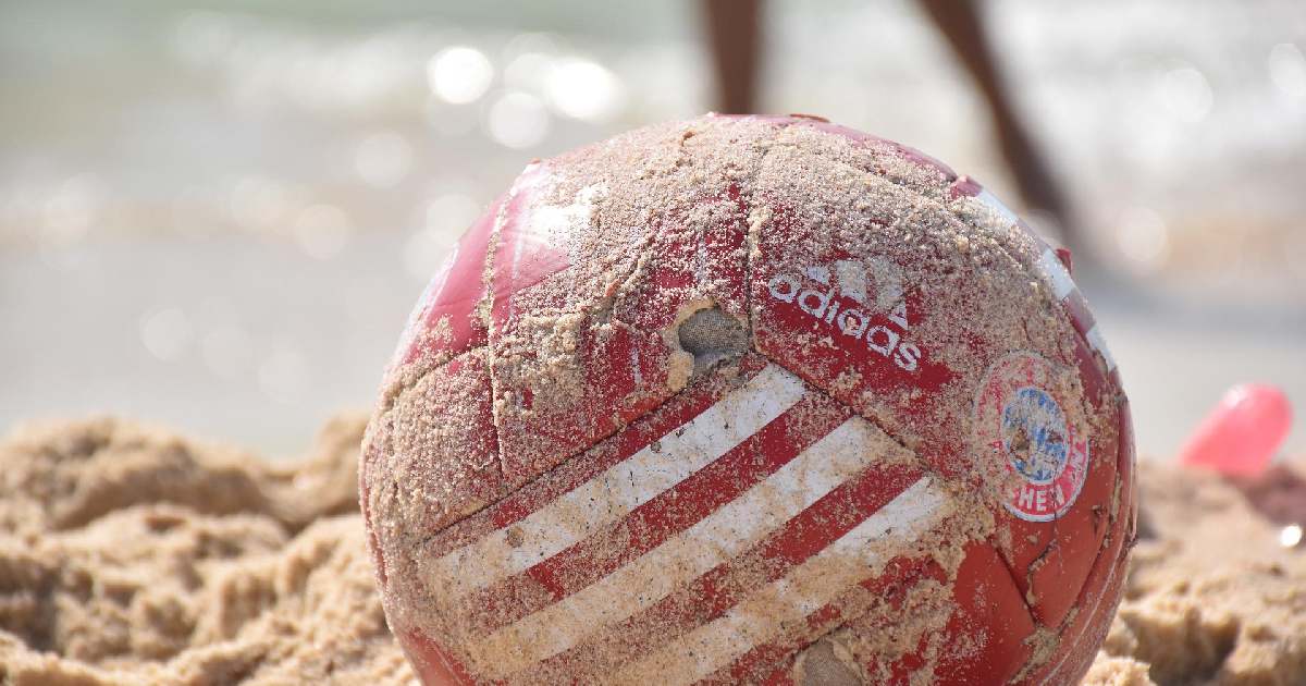 pallone sulla sabbia